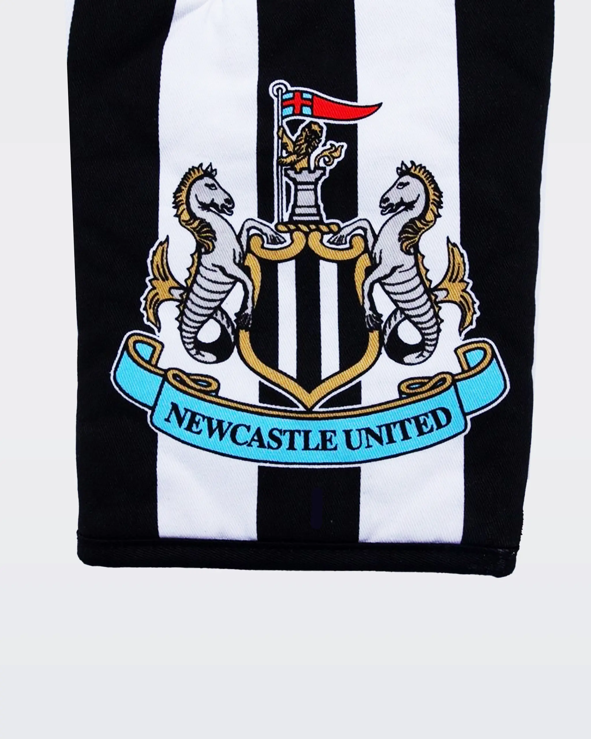 Newcastle United Apron & Oven Mitt - Image 4